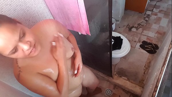 Женщина моется в душе. Смотреть видео со скрытой камеры