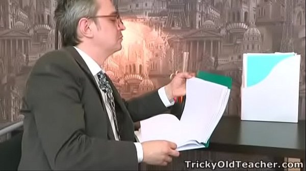 Первокурсница дала старому учителю трахнуть себя в рот