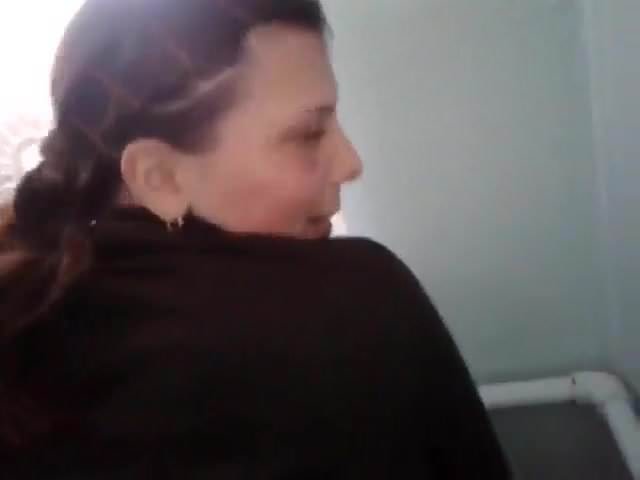 Зрелка сосет и ебется стоя раком на камеру телефона 