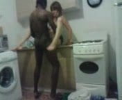 Негр жестко трахает замужнюю милфу при муже 