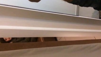 Мужик дрочит себе хуй в примерочной и снимает на телефон 