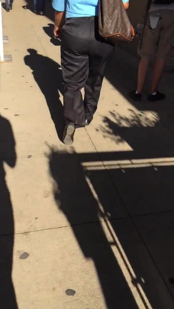 Парень без палева записал уличную эротику с этой жопастой полицейской