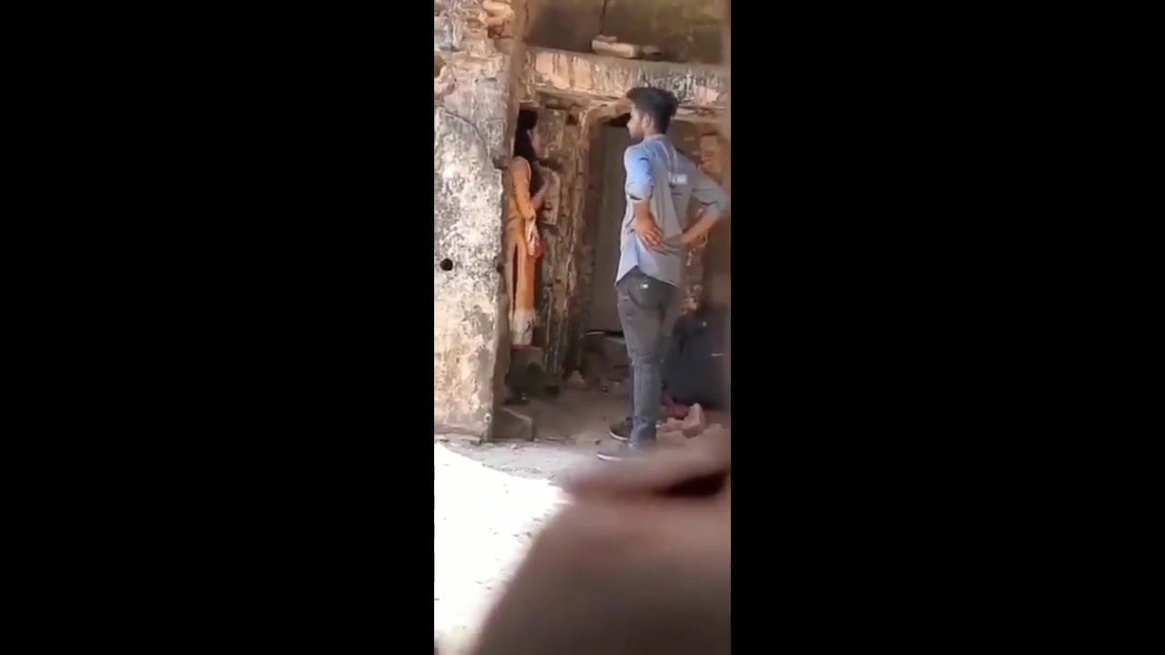 Скрытая камера засняла секс мусульманской пары на улице 