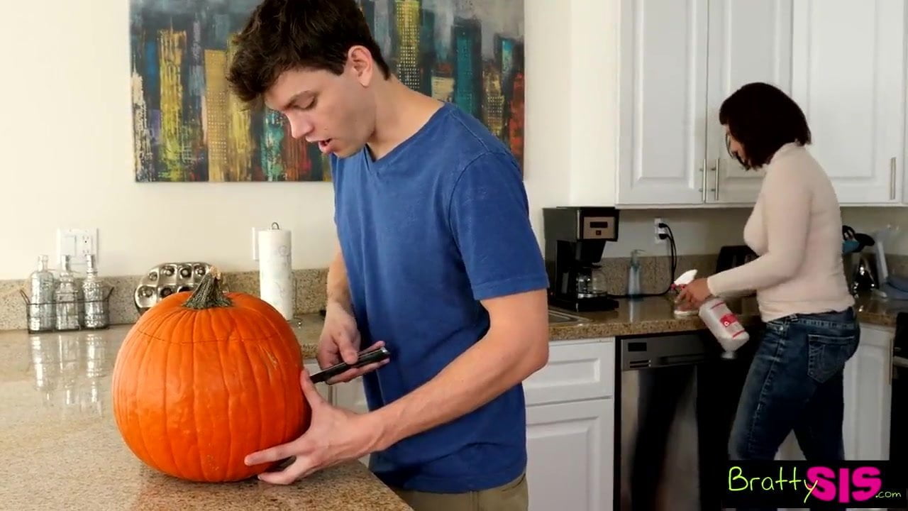 Девушка ебется с парнем, втихаря от своей мамы