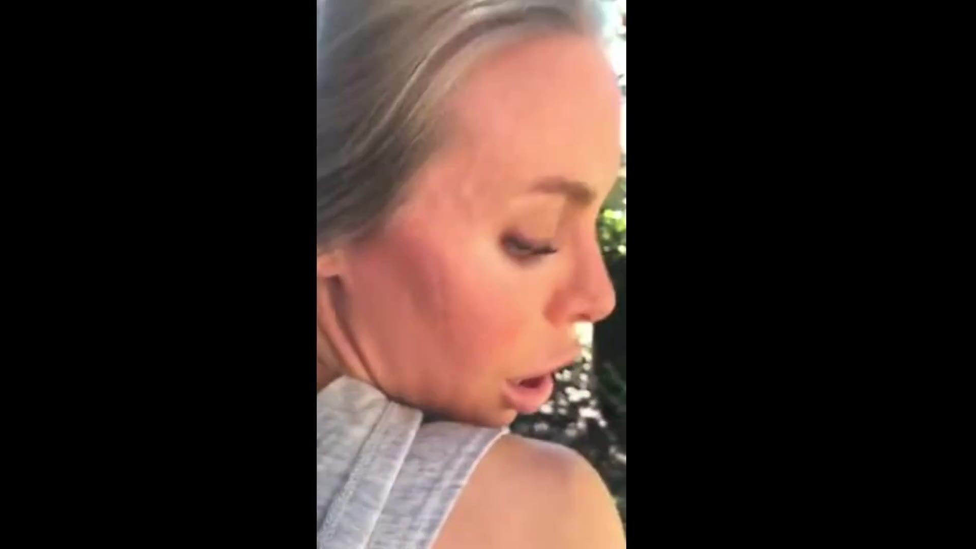 Парень завел соседку за забор и выебал раком