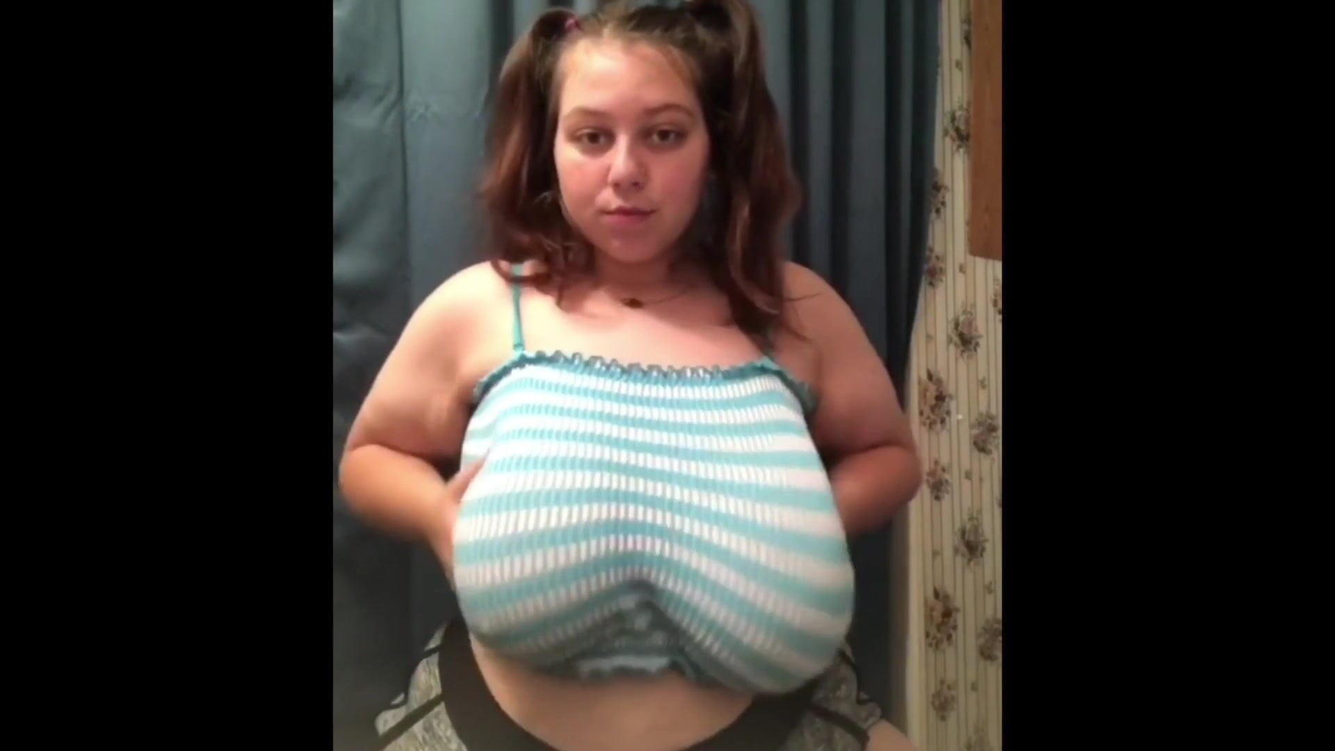 Сучки с огромными дойками хвастаются сиськами перед камерой