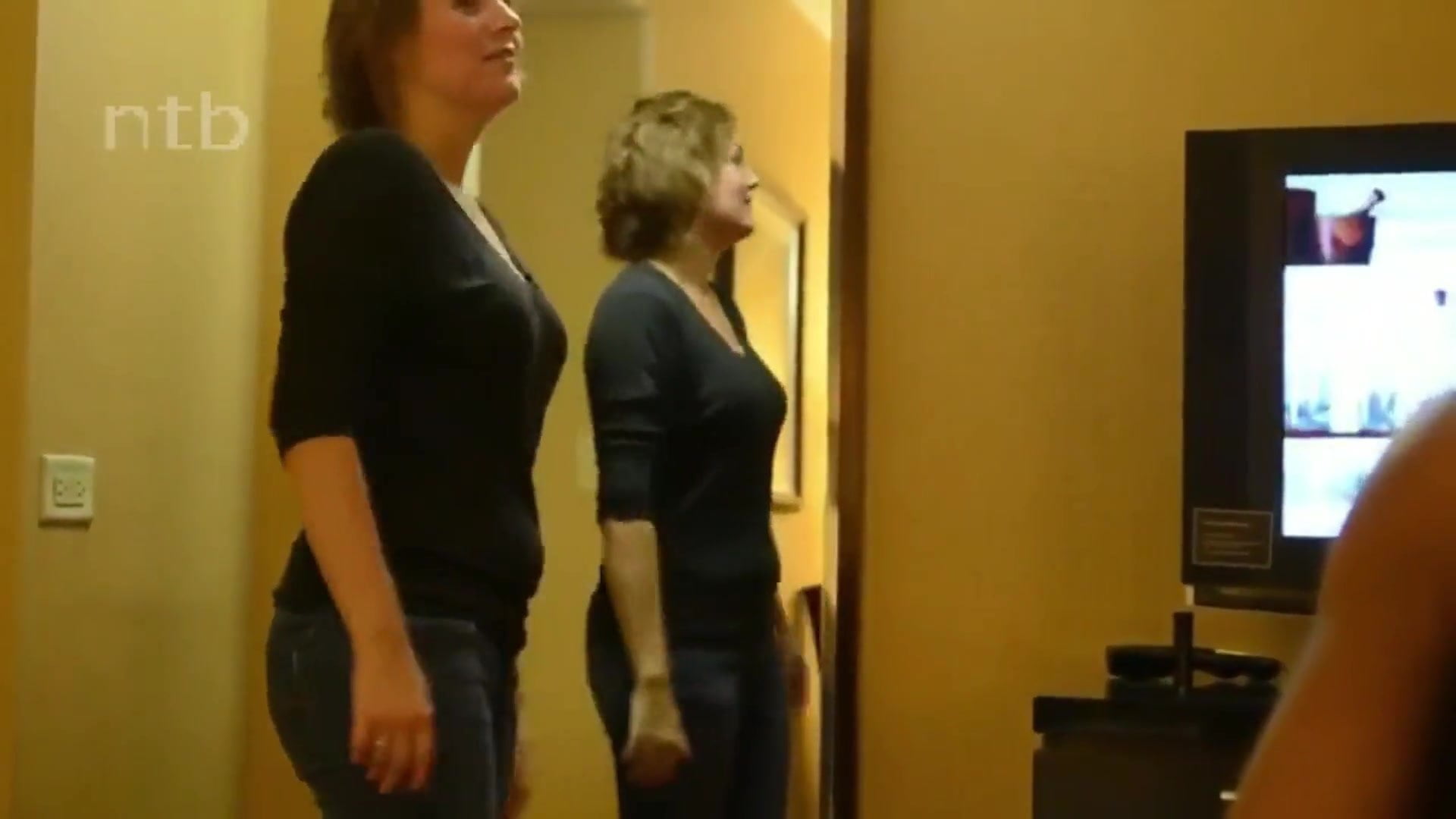 Негр трахнул стройную девку вместо чтения книги