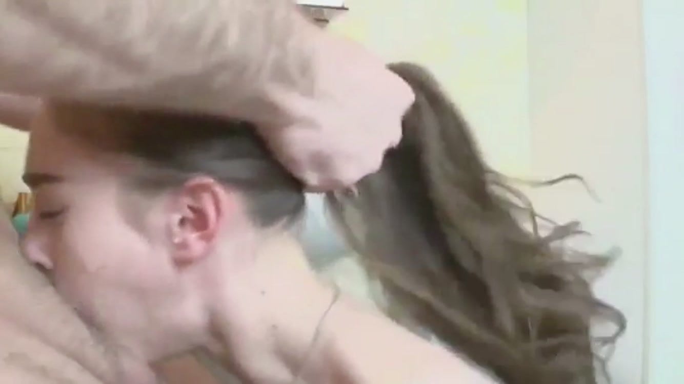 Девка сосет хуй парня и упирается губами в лобок