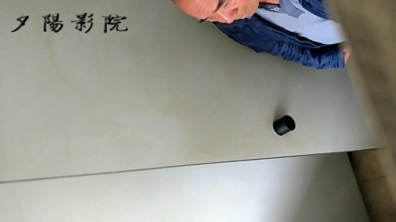 Парень снимает скрытой камерой, как мужики ссут в туалетах