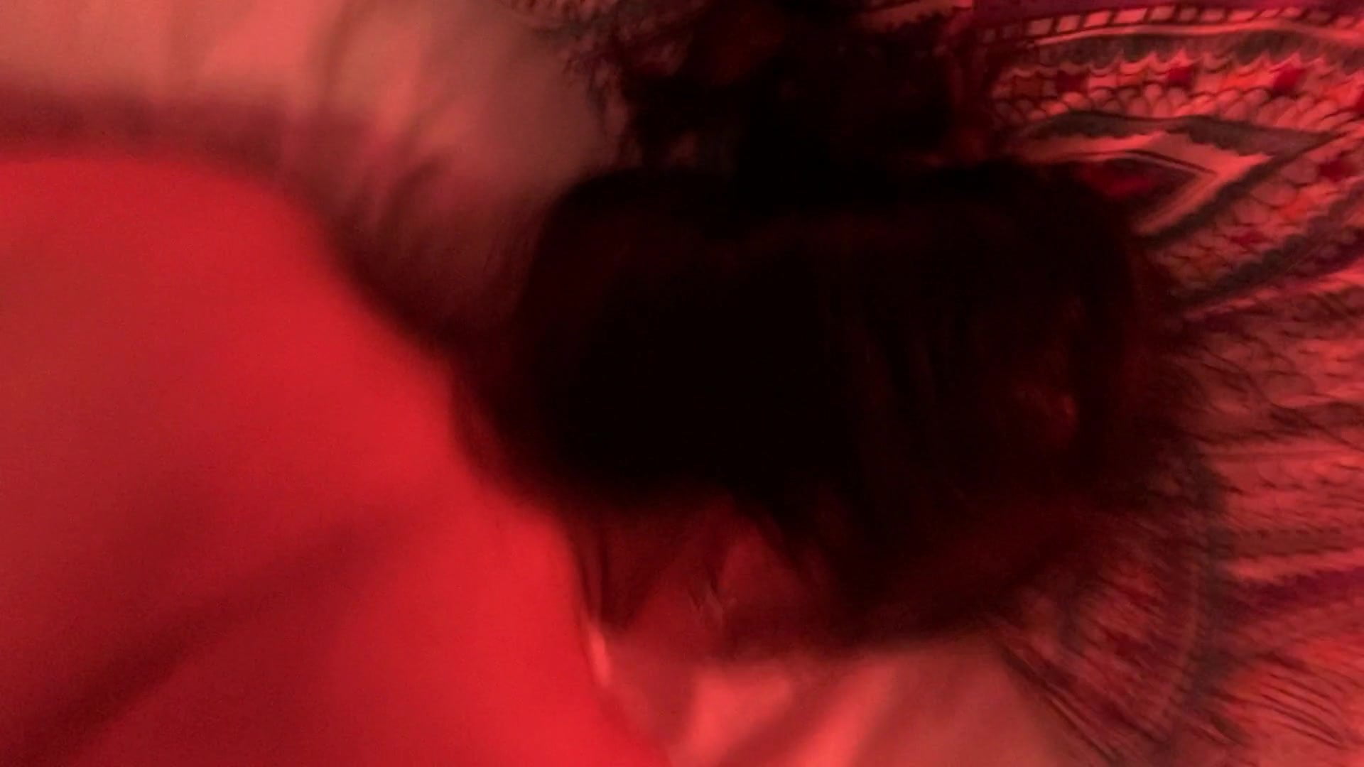 Чувак тайно снял на камеру, как трахнул спящую шлюшку 