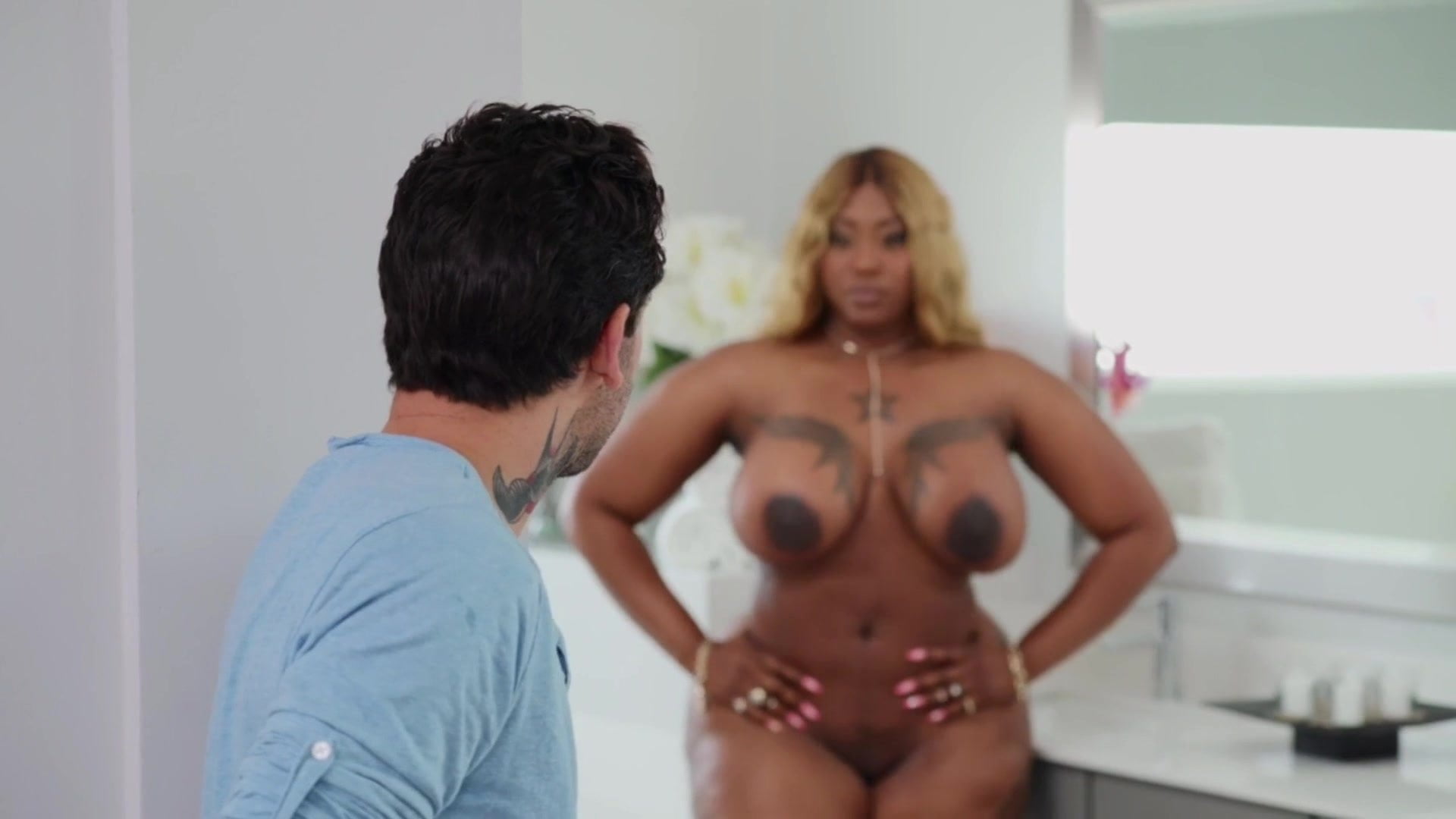 Чувак хватает жопастую подругу девушки и долбит ее в вагину 