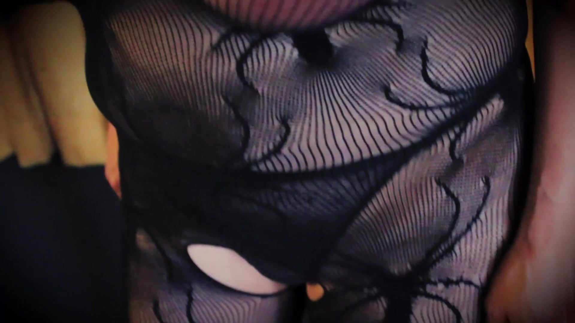 Женщина в кружевном белье  наслаждается своими буферами