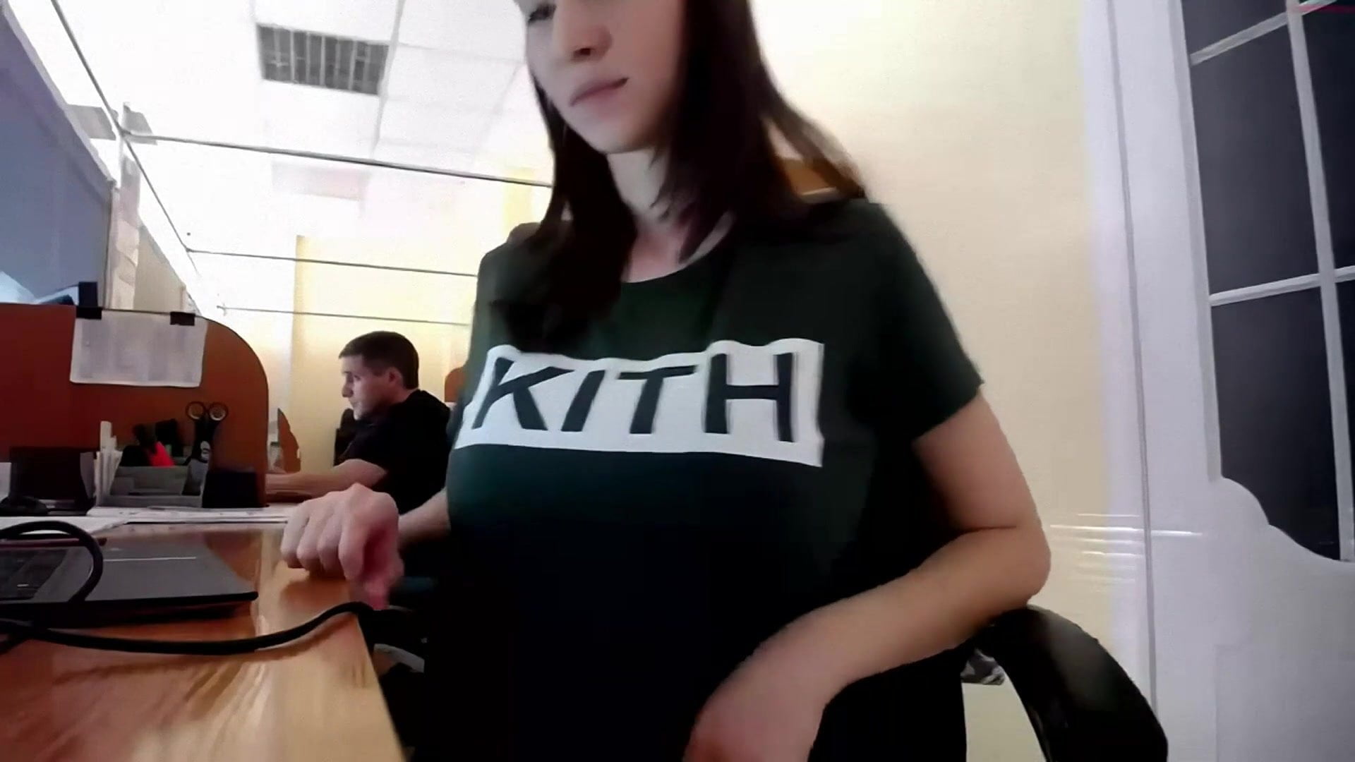 Брюнетка не стесняется и оголяет сиськи прямо в офисе 