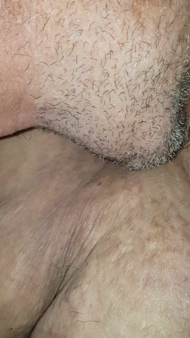 Муж лижет пизду очень толстой жене перед камерой 