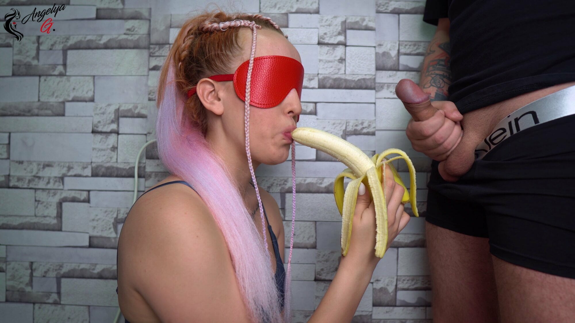 Сначала потренировалась на бананах, а потом отсосала реальный член 