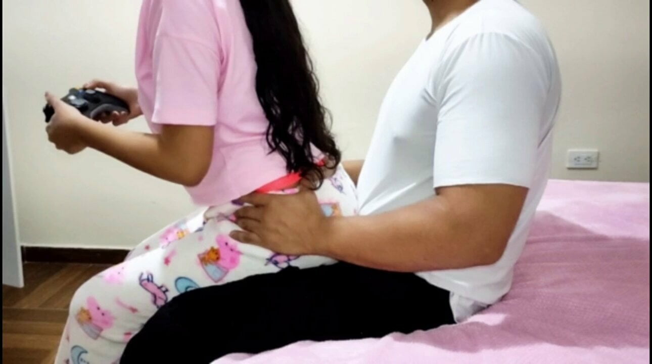 Армянка ебется с парнем вместо игры в приставку 