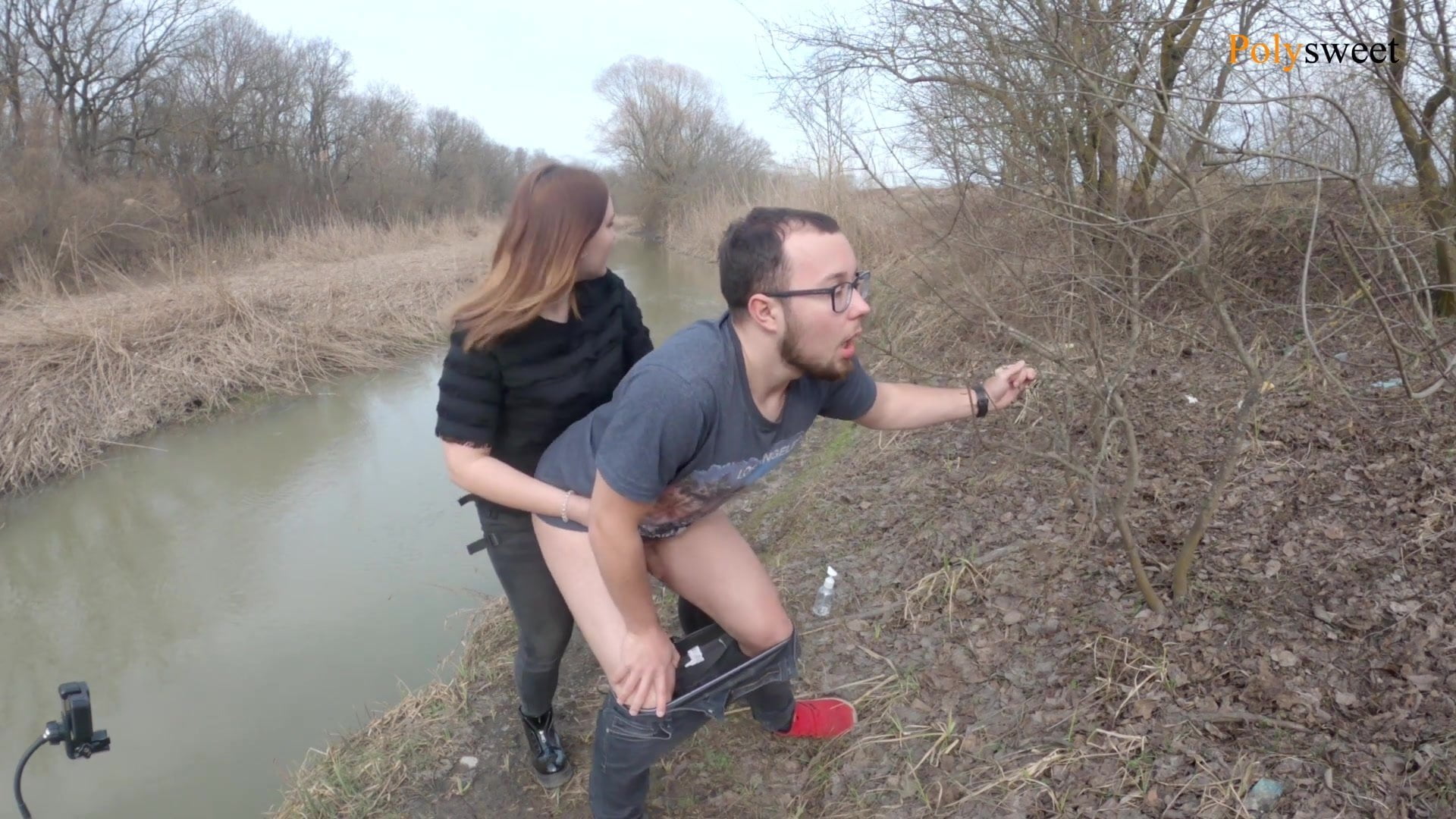 Жена выебала своего мужа страпоном в лесу 