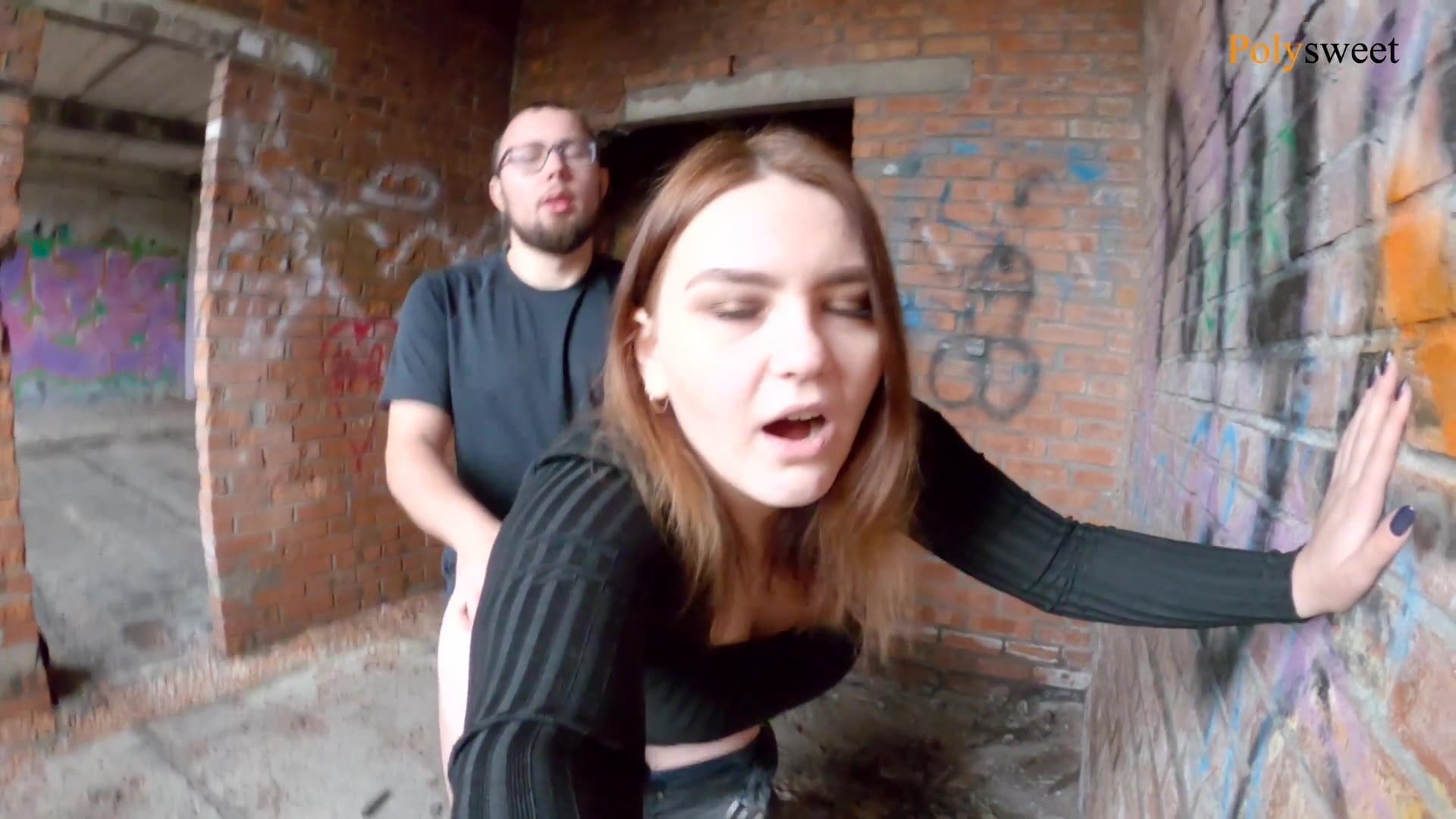 Секс с толстушкой в заброшенном доме. С разговорами по-русски