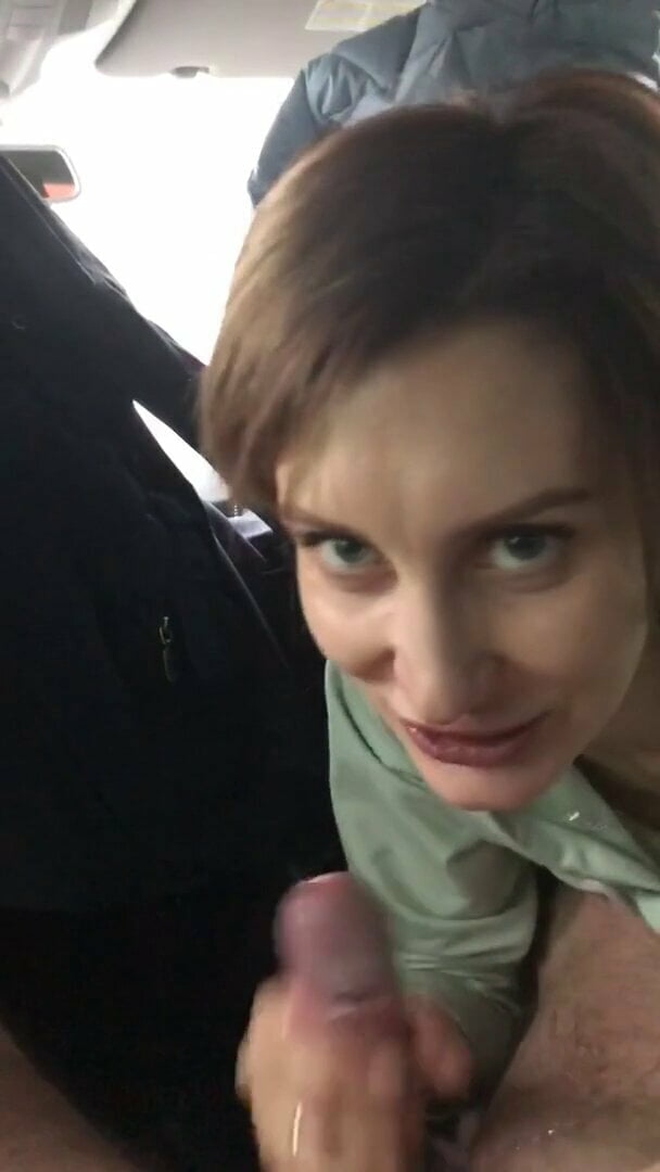 Красивая милфа сосет член коллеге на работе 