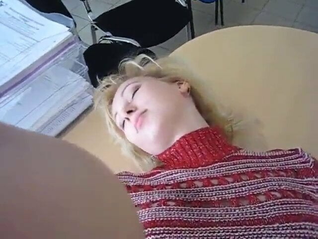 Секретаршу в попку. Член в черном презервативе.