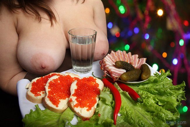 Стакан водки и сиськи, а так же кукуруза в пизде.